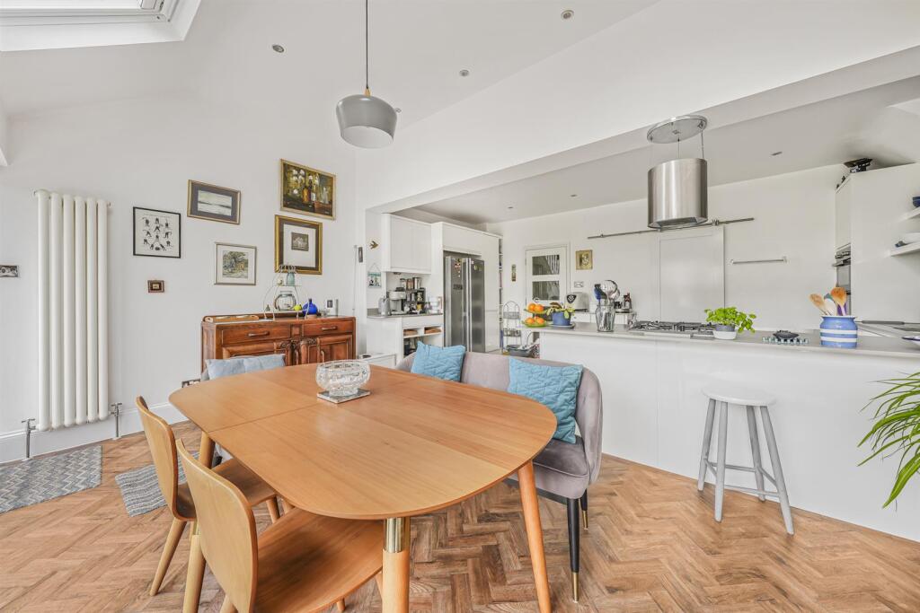 Balgonie Road, North Chingford, E4 - More