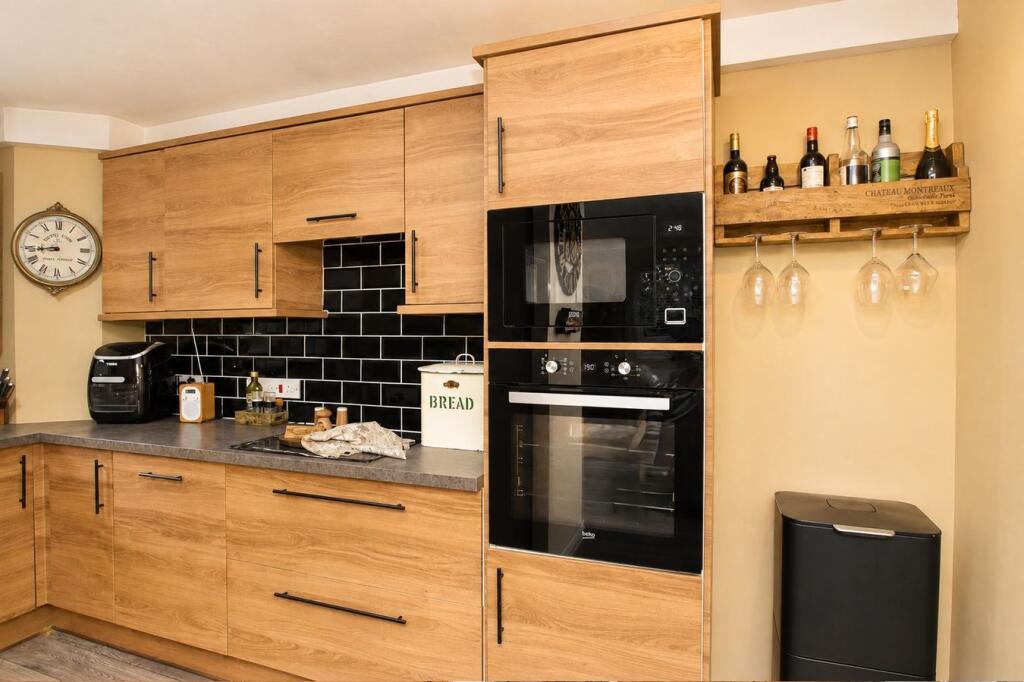 Apartment in Elmbridge, Weybridge - View 3