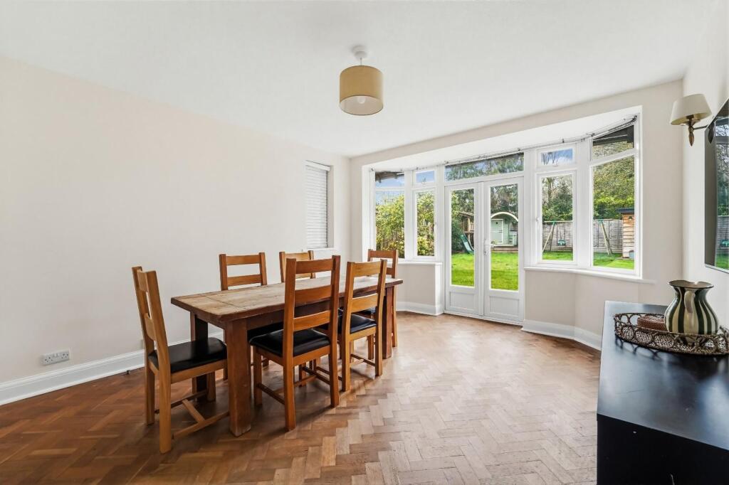 House in Epsom and Ewell, Woodcote, Epsom - View 4