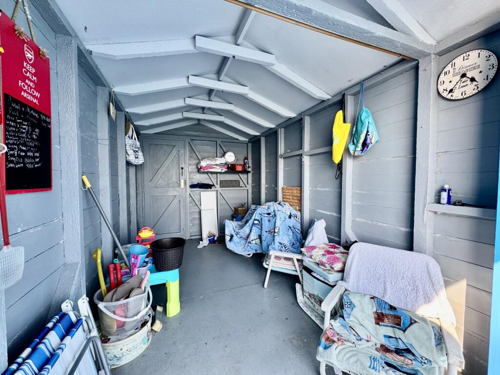Beach Hut 320, Thorpe Esplanade, Thorpe Bay, Essex, SS1 photo 5