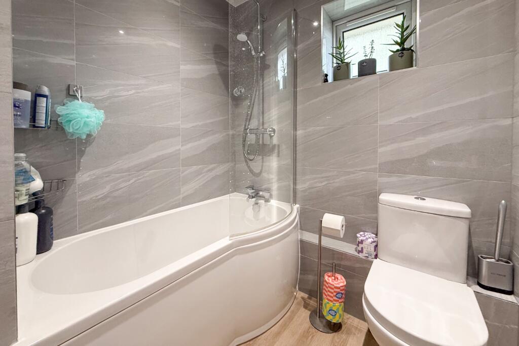 Apartment in White Waltham, Windsor and Maidenhead - More