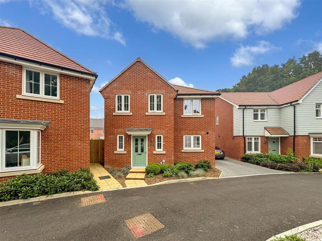 Main image of property: Farrenden Way, Eastergate, Chichester