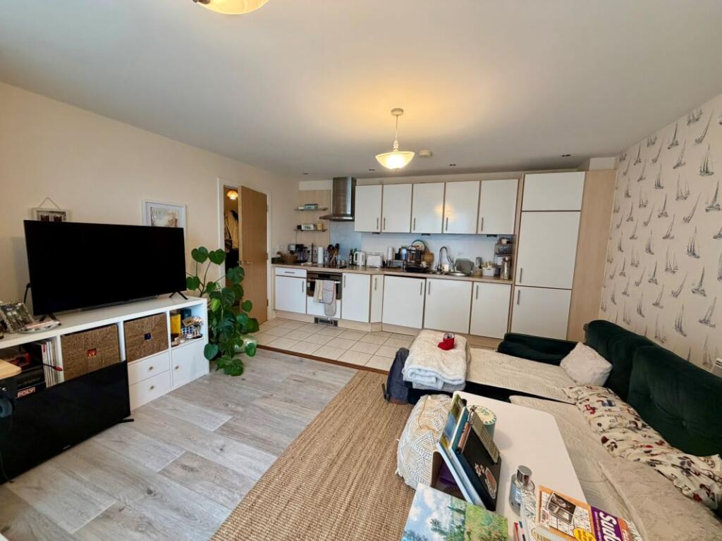 Apartment in Cardiff, Grangetown - View 3