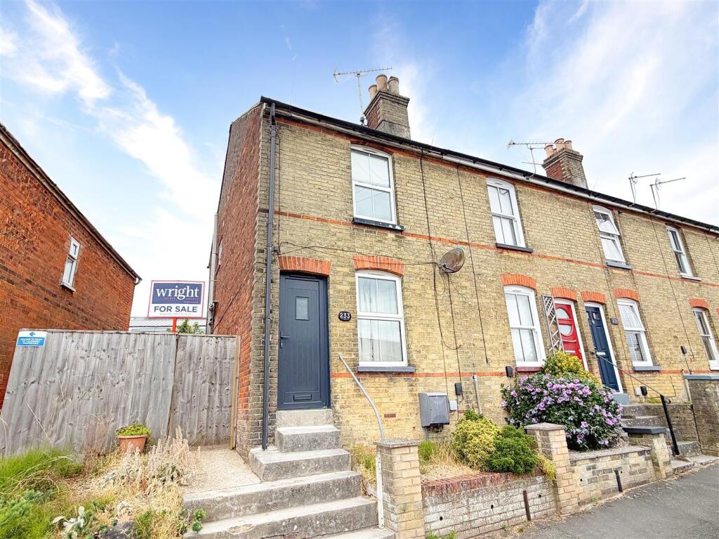 2-bed terraced on Arctic Road, Cowes, £215,000