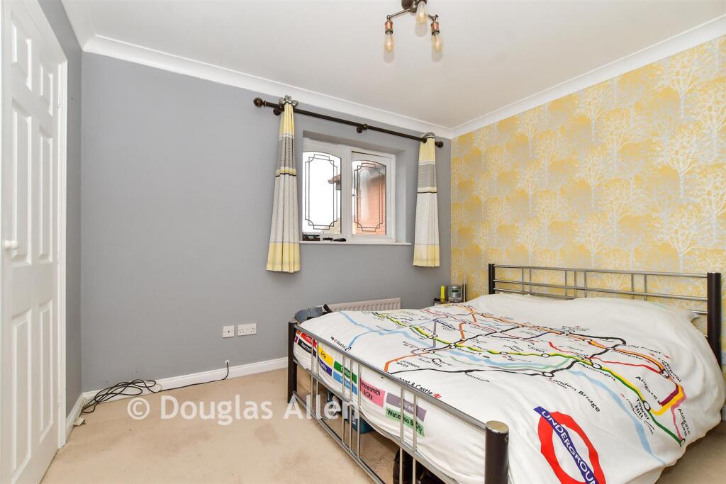 House in Basildon, Wickford - More