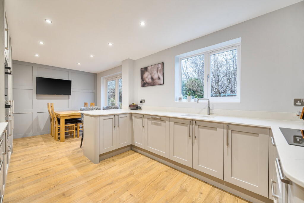 Belmont Heights, Hatch Warren, Basingstoke RG22 4RW photo 2
