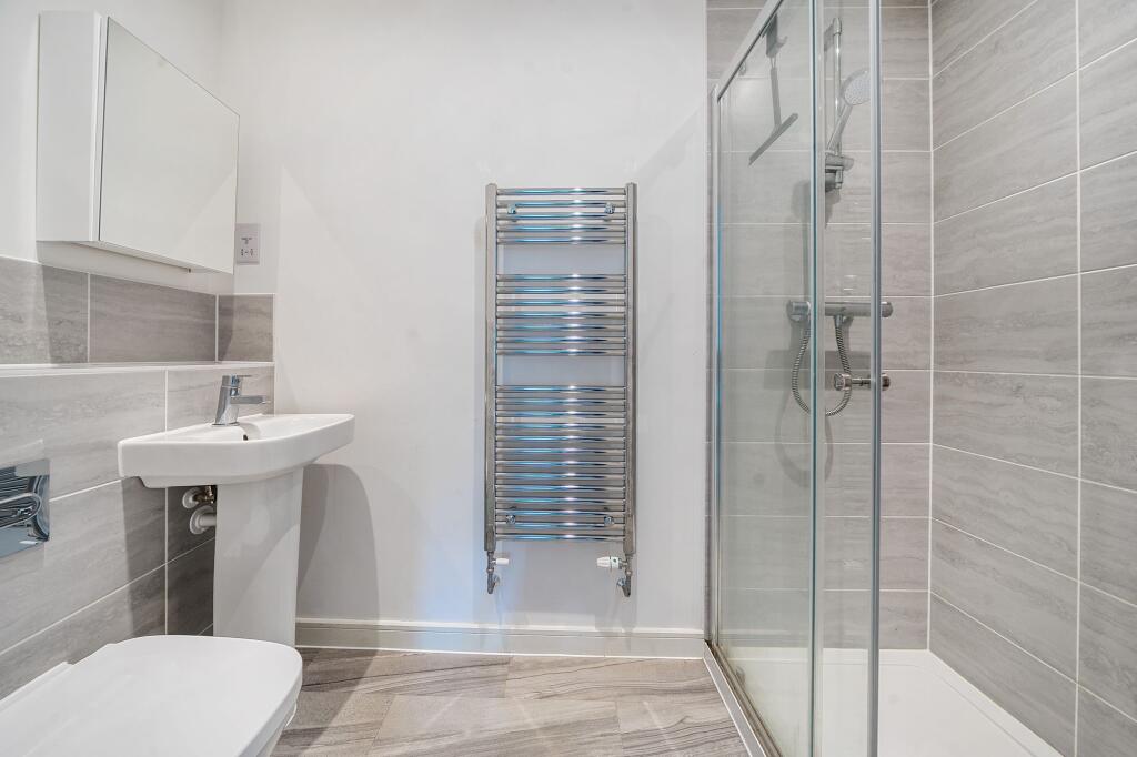 House in Rushmoor, Sky Plaza, Farnborough - More