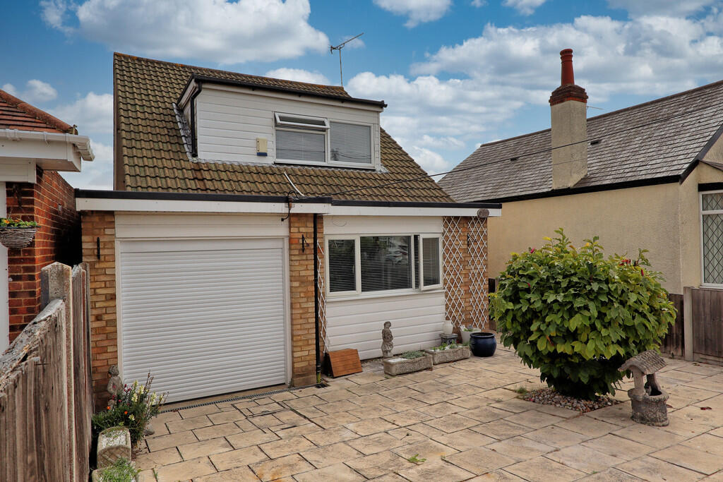 2-bed detached on Seymour Road, Hadleigh, £375,000