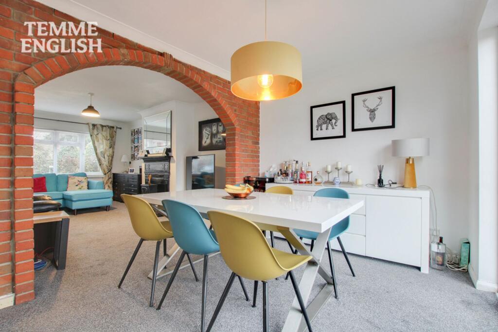 Roseberry Avenue, Langdon Hills, SS16 photo 3