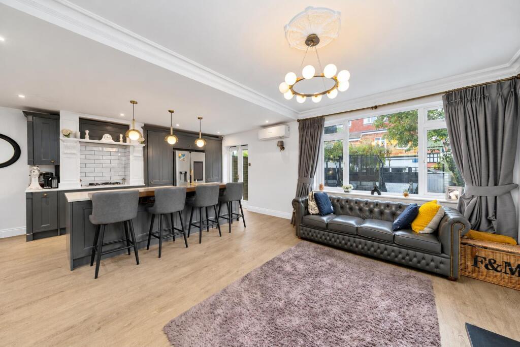 House in London, Cottenham Park, Raynes Park - View 2