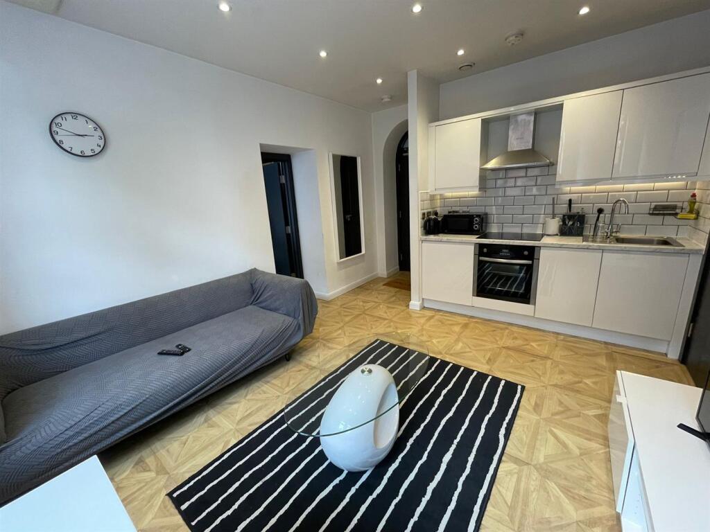Apartment in Leeds, Langtons Wharf, Lovell Park - View 2