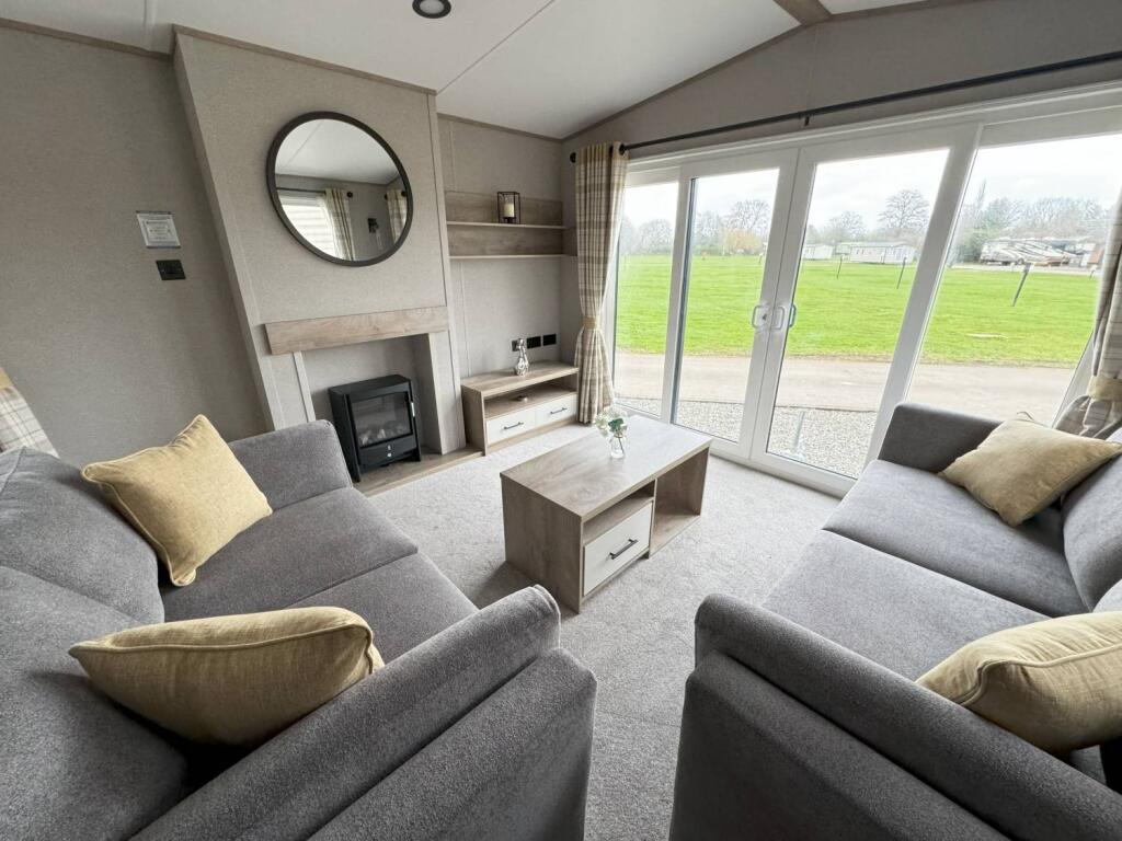 2-bed caravan on Warwick Road, Stratford Upon Avon, CV37 0NS, £74,995