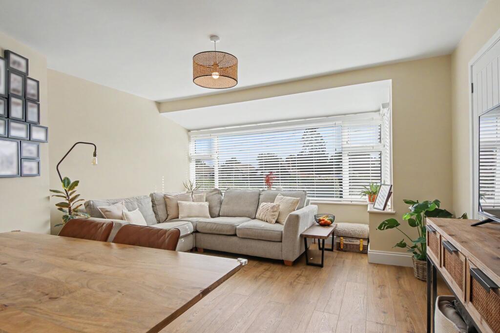 House in Eastleigh, Hedge End - More