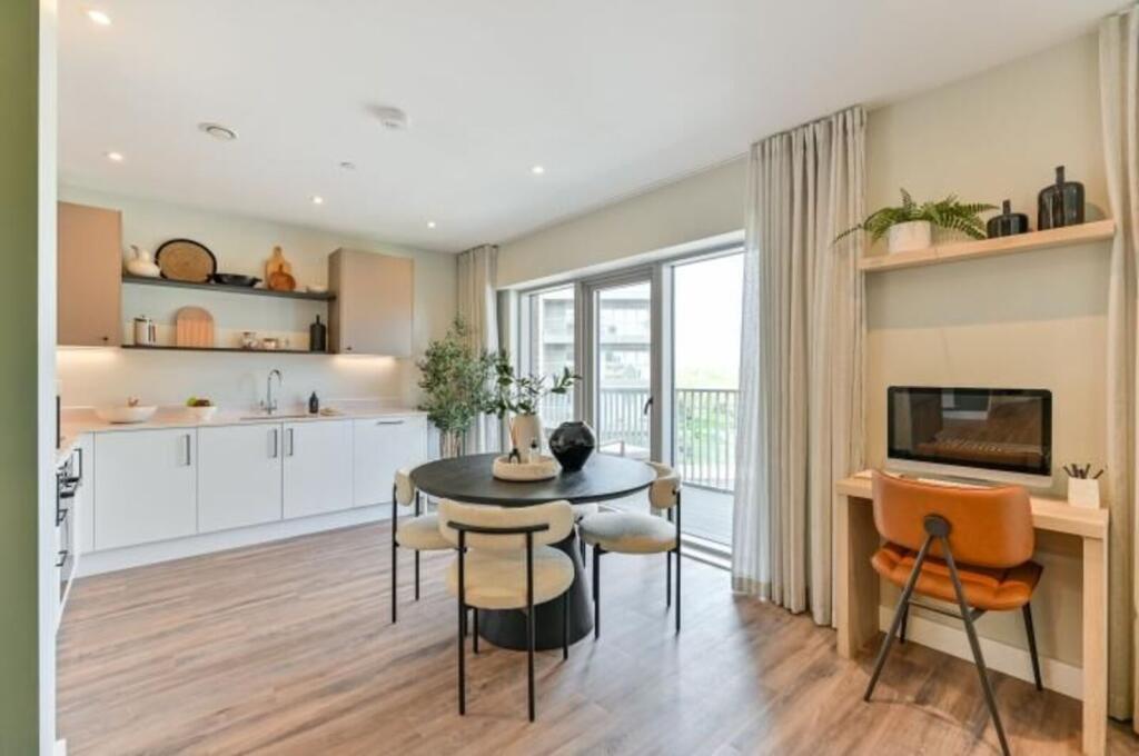 Apartment in Reading, Southcote - View 4