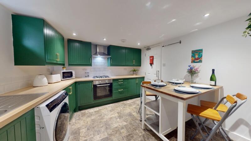 6 bedroom terraced house for rent