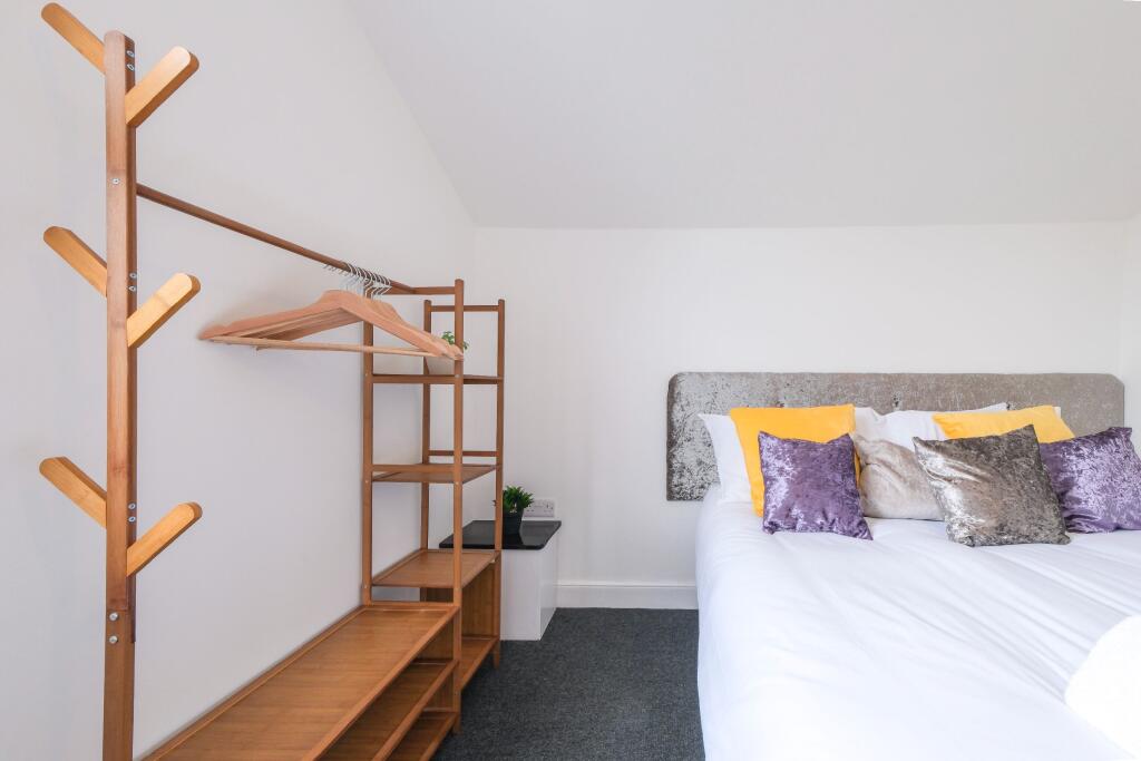 5 bedroom semi-detached house for rent