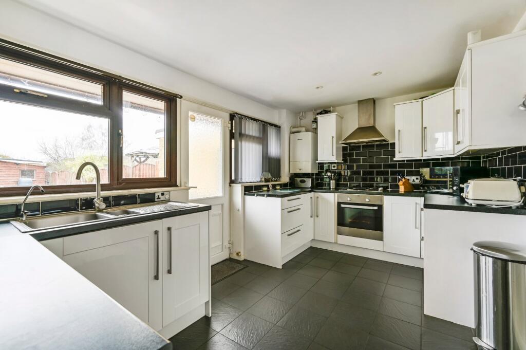 Weavers Way, Ashford, Kent, TN23 photo 3