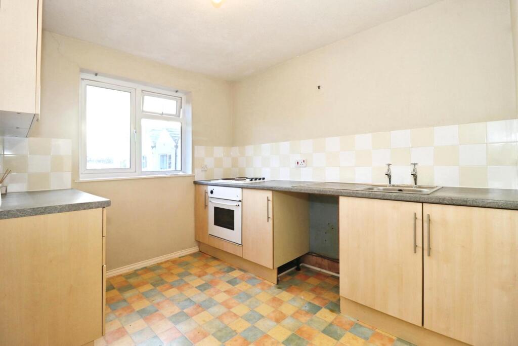 Apartment in Stroud, Cam - View 5