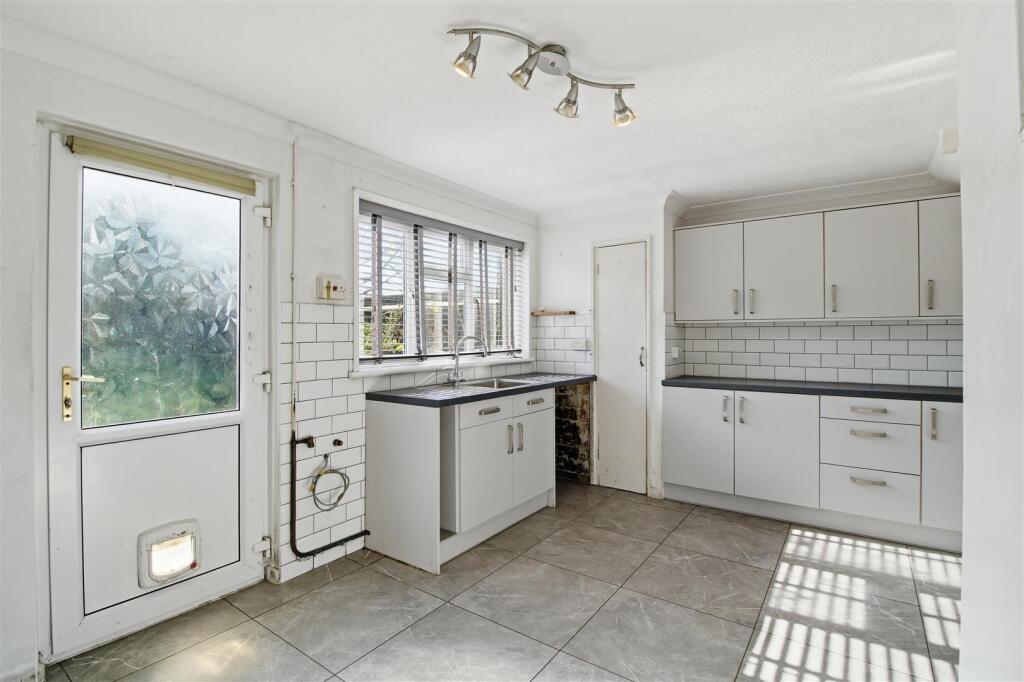 Hythe Crescent, Seaford photo 3