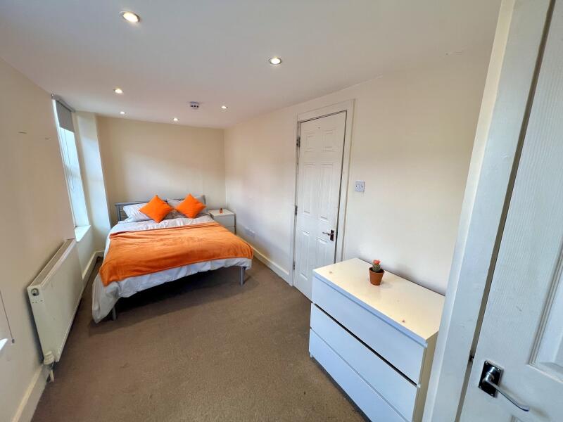 House in Leeds, West Yorkshire - View 5