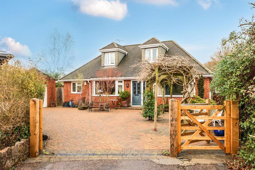 Main image of property: Higher Shapter Close, Topsham, Exeter