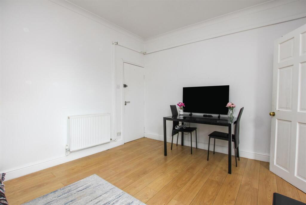 Apartment in Kettering, Avondale - View 5