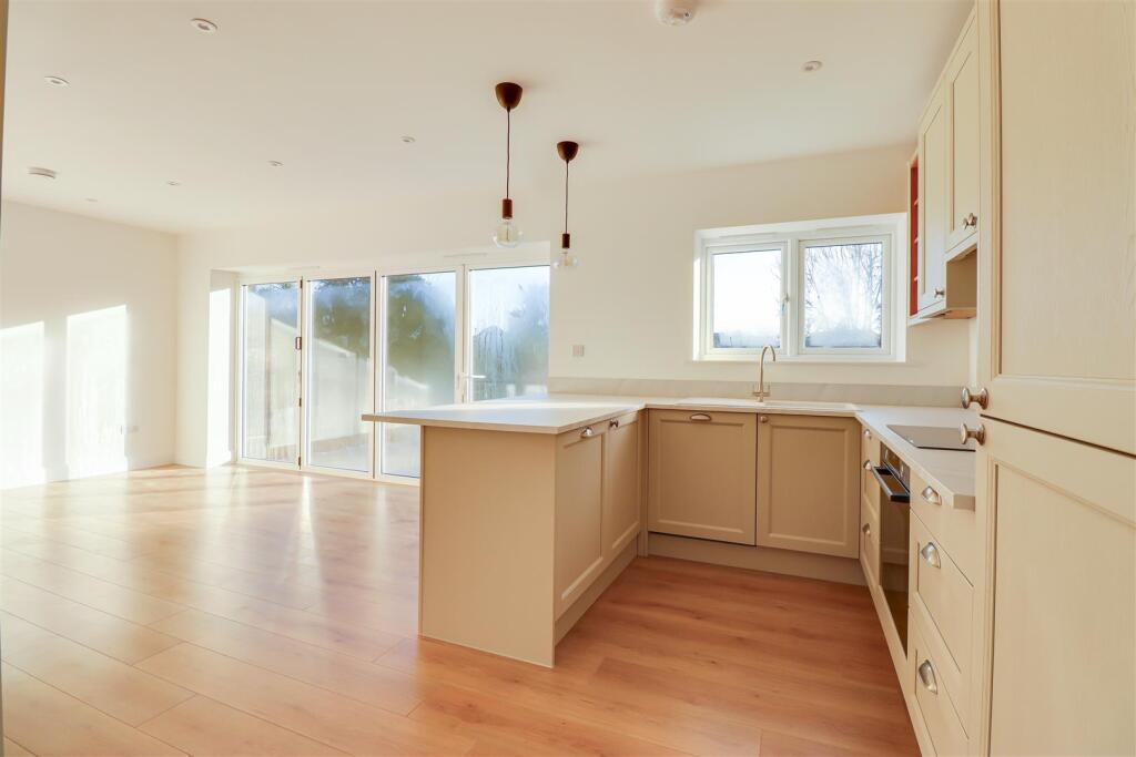 * NEWLY RENOVATED * Oakwood Avenue, Leigh-On-Sea photo 3