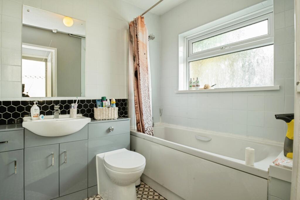 Apartment in Cardiff, Adamsdown - View 4