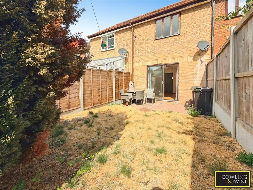 House in Basildon, Laindon Cross, Steeple View - More