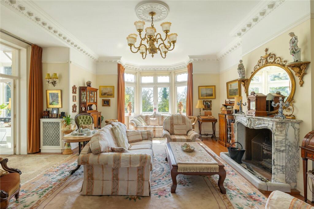 House in Hertsmere, Elstree and Borehamwood - More