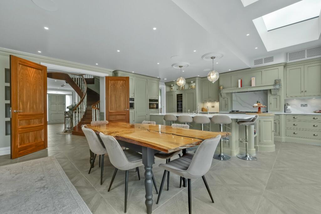 West End Lane, Esher, Surrey, KT10 – další
