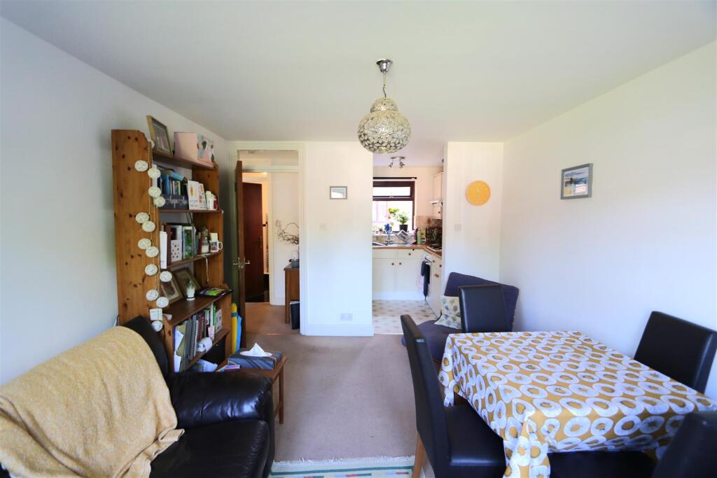 Apartment in Kingston upon Thames - View 3
