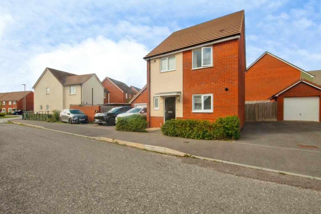 3-bed detached on Gibson Place, Longhedge, SALISBURY, £350,000