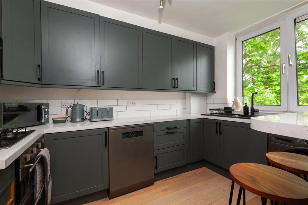 2-bed apartment on Classinghall House, London, SW15, £425,000