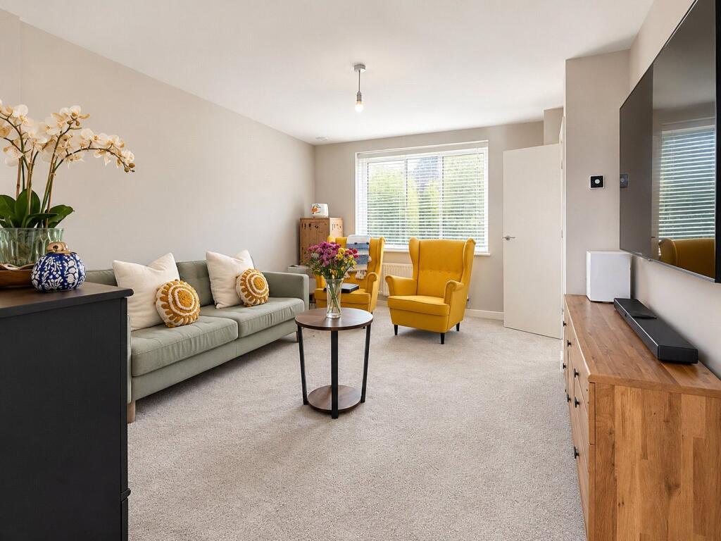 House in Basingstoke, The Fairways, Kempshott Park - View 2