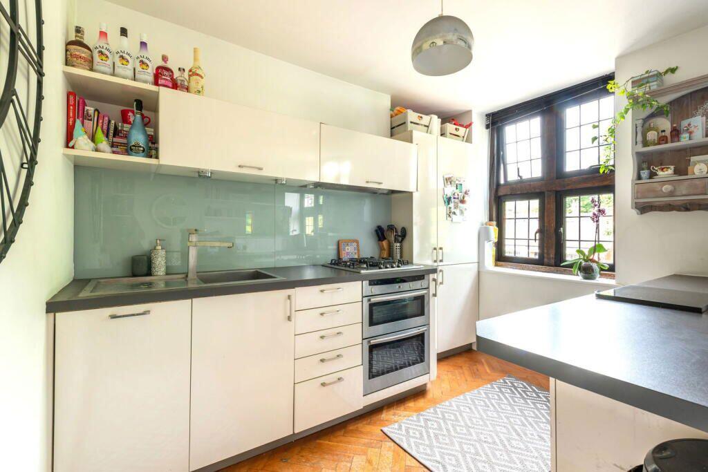 Bishopsmead Parade, East Horsley, Leatherhead, Surrey, KT24 6RT photo 2