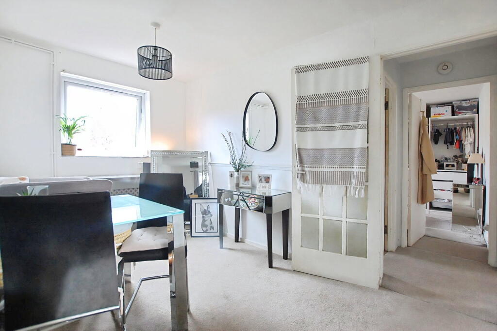 Apartment in Gloucester - View 4