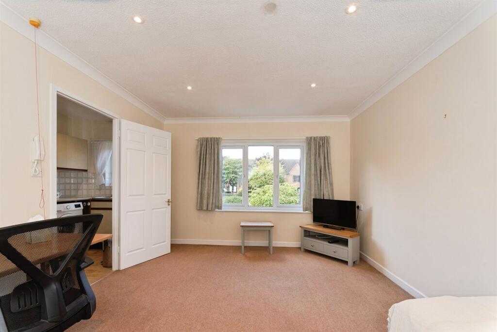 Apartment in Highworth, Swindon - View 3