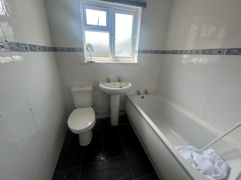 Apartment in Birmingham, Sutton Coldfield - View 4