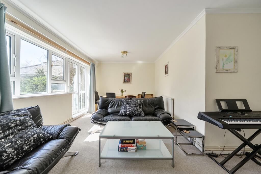 3-bed flat on Peldon Court Sheen Road, Richmond, Surrey, TW9, £450,000