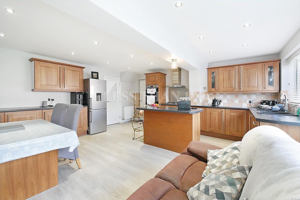 House in Witton Road - NN5, Duston - View 4
