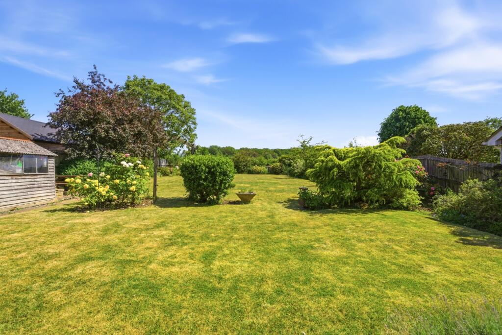 Holywell Road, Studham, Dunstable, Bedfordshire, LU6 photo 4