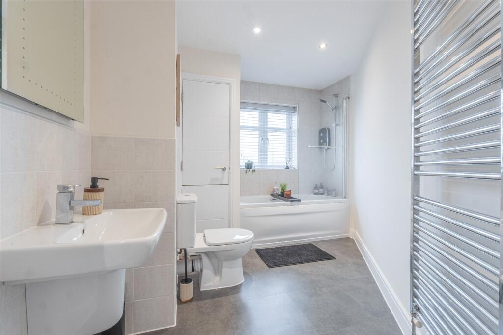 Apartment in Solihull, Dickens Heath - More