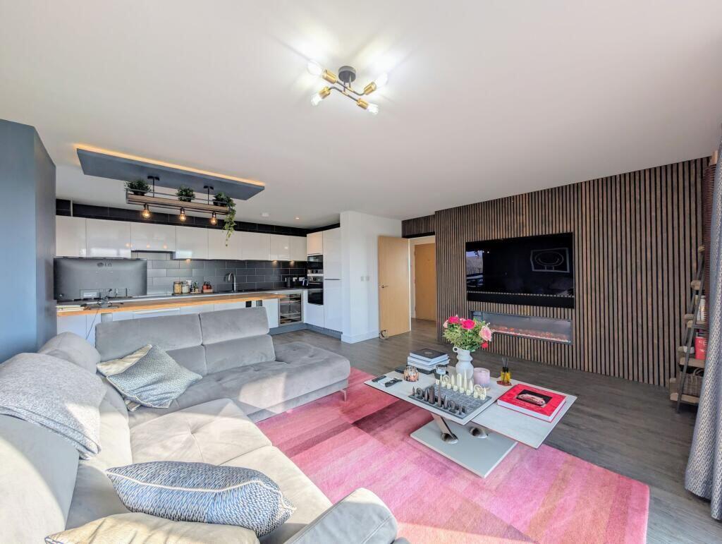 1-bed flat on Dagenham, London, RM9, £300,000