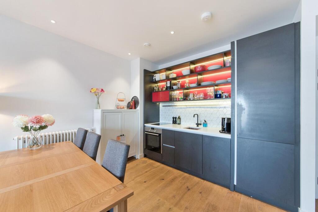 Apartment in London, Blackwall - View 2