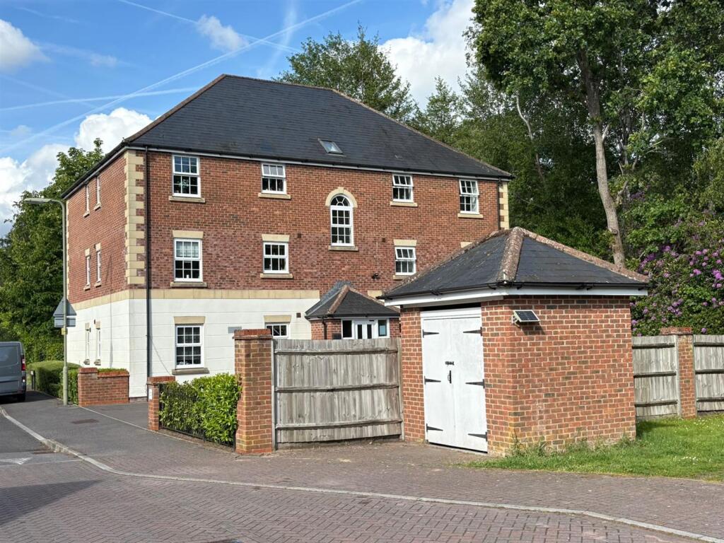 2-bed flat on Harrow Road, Fleet, £240,000
