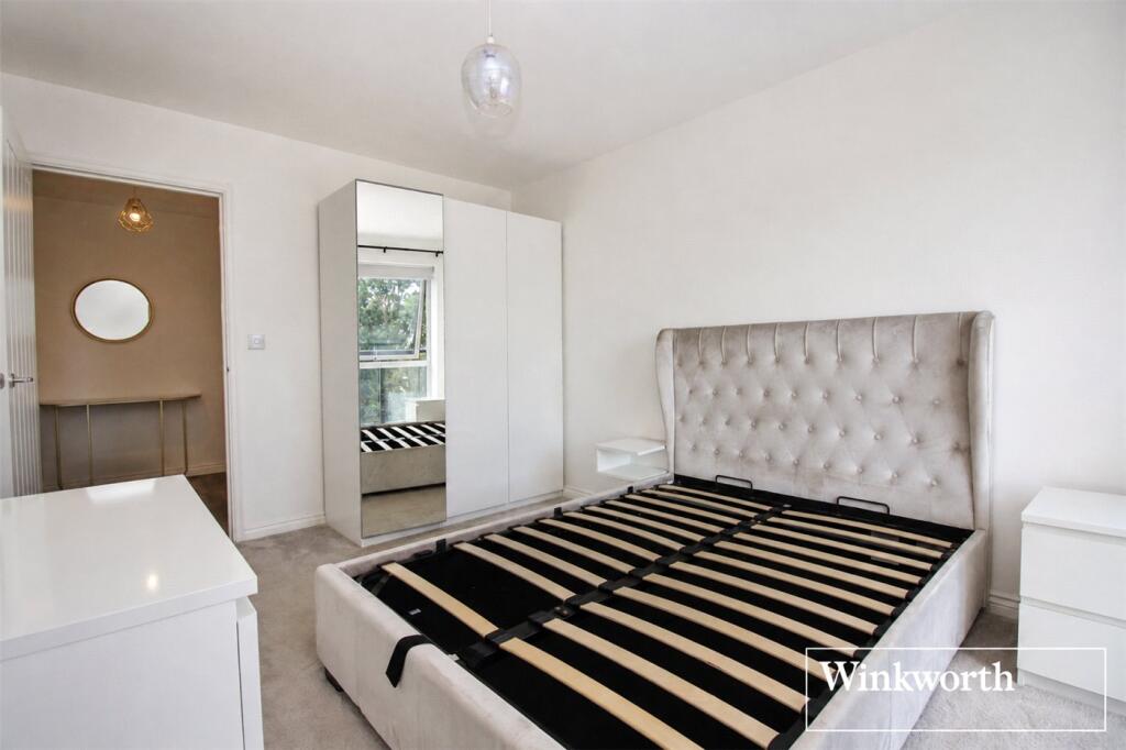Apartment in Hertsmere, Elstree and Borehamwood - More