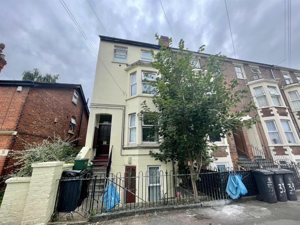 Main image of property: 32 Midland Road, Gloucester