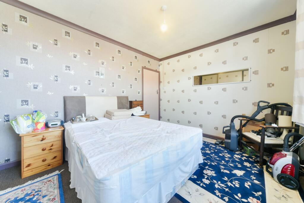 House in London, Tolworth - More