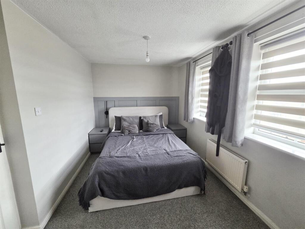 House in Bolsover, Shirebrook - More
